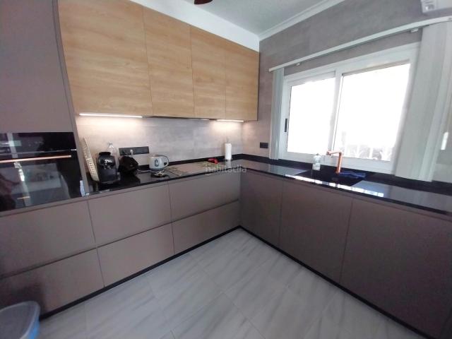 Chalet en venta en Nucia la, Montebello Nou Espai. Chalet reformada situada a solo un par denbspminutos del centro de La Nucia, Alfaz del Pi y Benidorm. Esta casa tiene 210m2 de con. Chalets Nucia.