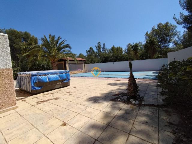 Chalet en venta en Nucia la, Varadero. CHALET INDEPENDIENTE CON PISCINA Y CERCA DE SERVICIOS. Chalets Nucia.