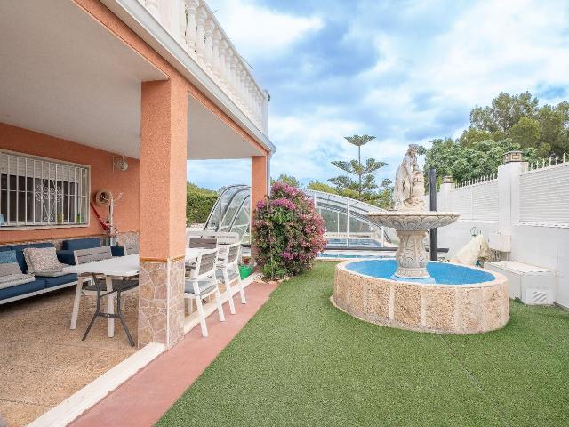 Chalet en venta en Nucia la, Varadero. Exclusivo chalet con piscina cubierta y frutales en La Nucía. Chalets Nucia.