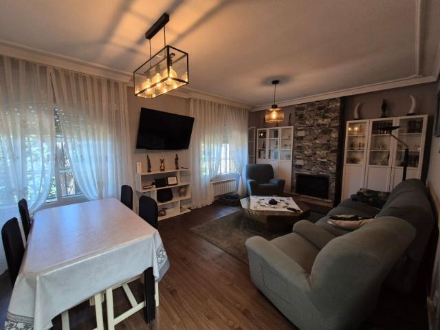 Chalet en venta en Nuevo Baztán, Eurovillas. Chalet independiente en venta Piscina privada, gran parcela y dos salones con chimenea. Chalets Nuevo.