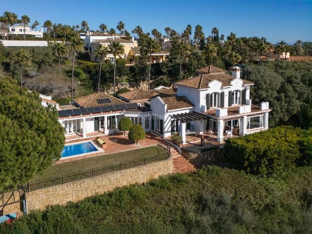 Chalet en venta en Sotogrande, Sotogrande Alto. Authentic Andalusian 6 Bedroom Villa with Pool and Golf Views in Sotogrande. Chalets.