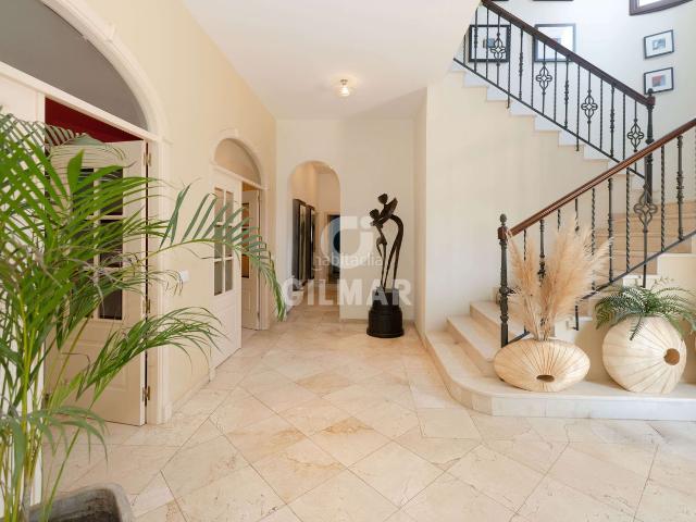 Chalet en venta en Sotogrande, Sotogrande Alto. Descubre el verdadero lujo de vivir en paz, con tiempo para disfrutar de los tuyos y en uno de los entornos más exclusivos y segur. Chalets.
