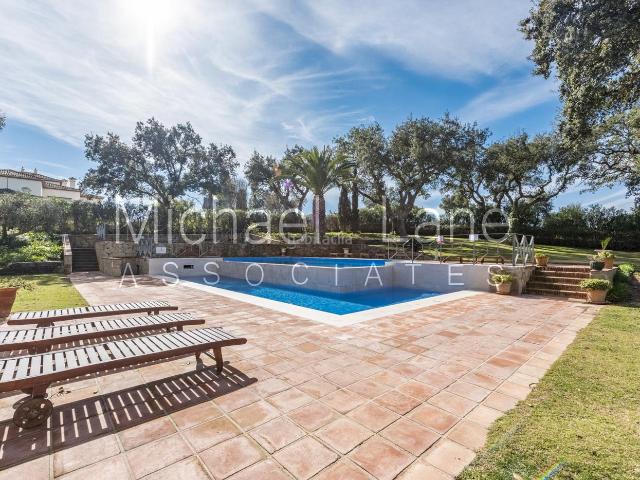 Chalet en venta en Sotogrande, Sotogrande Alto. Espectacular Villa de 7 Dormitorios en San Roque Club. Chalets.