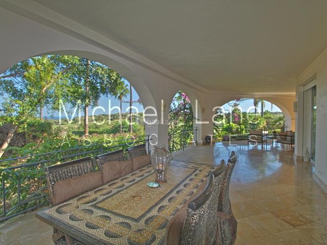 Chalet en venta en Sotogrande, Sotogrande Alto. Impresionante villa clásica con vistas al mar, al golf y al campo, Sotogrande Alto. Chalets.