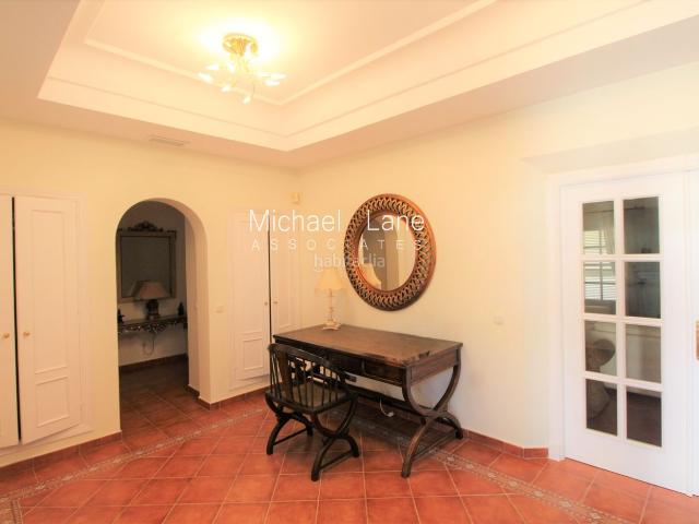 Chalet en venta en Sotogrande, Sotogrande Alto. Villa en Primera Línea de Golf con Impresionantes Vistas Panorámicas. Chalets.