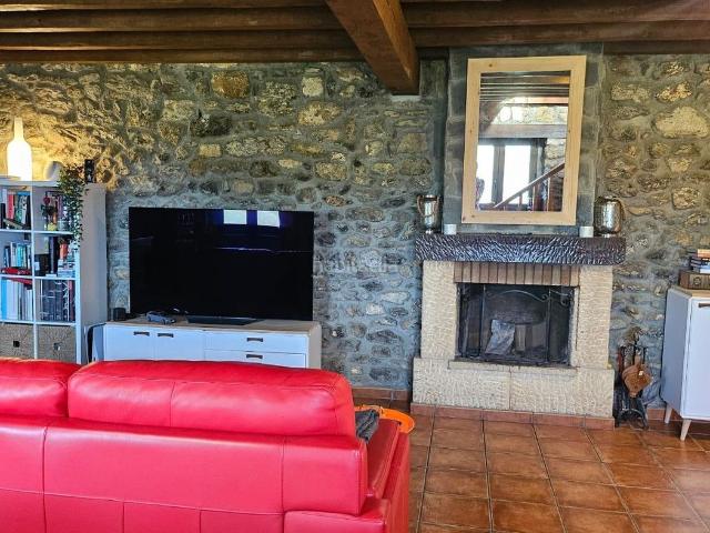 Chalet en venta en Solórzano. Impresionante casa de piedra con vistas espectaculares al Valle de Solorzano Cantabria Año 2008. Chalets.