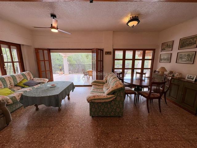 Chalet en venta en Sax. Encantadora villa de campo situada en una ubicación ideal, a tan solo 10 minutos de Sax y 15 minutos de Castalla, ofreciendo priva. Chalets.