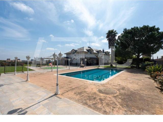 Chalet en venta en Sabadell, Castellarnau. CASA A 4 VIENTOS CON PARCELA DE 2050m, PISCINA, PARQUE INFANTIL Y GARAJE INMENSO EN CASTELLARNAU. Chalets.
