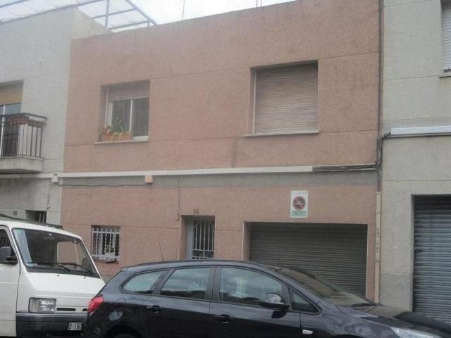 Chalet en venta en Sabadell, de 218 m² 3 habitaciones por 219.000