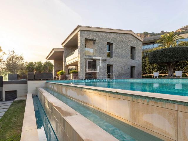 Chalet en venta en Sagunt, Centro El Castillo. Casa independiente con amplias estancias y piscina en venta en Los Monasterios, Valencia. Chalets.