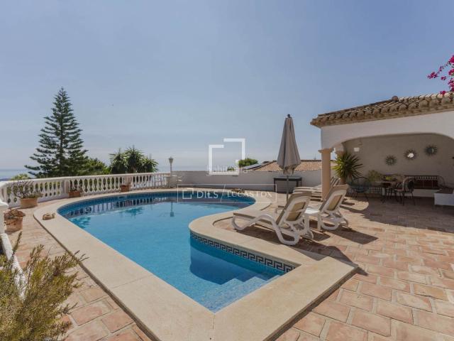 Chalet en venta en Salobreña, Monte los Almendros El Pargo Costa Aguilera. Villa Summer Winds, una villa de estilo rústico con vistas impresionantes en venta en Salobreña, Granada. Chalets.