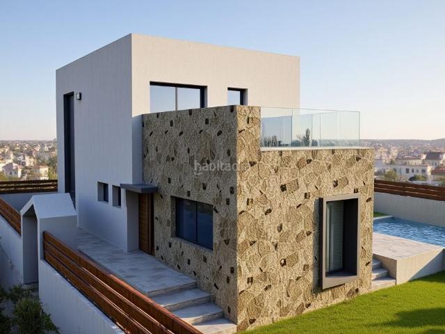 Chalet en venta en San Miguel de Salinas. Moderna villa de nueva construcción con 4 dormitorios y piscina privada a la venta en San Miguel de Salinas. Chalets San Miguel de.