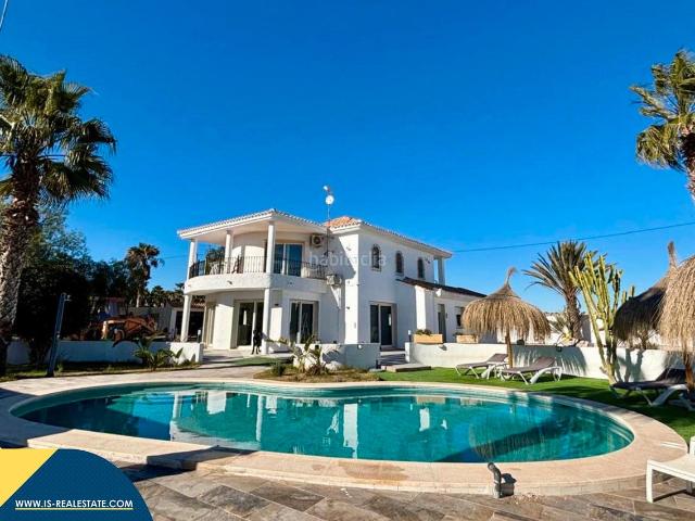 Chalet en venta en San Miguel de Salinas. Chalet con piscina privada en la provincia de Alicante, en San Miguel de Salinas. 4 habitaciones 300 m² 8 kilómetros al mar. Chalets San Miguel de.