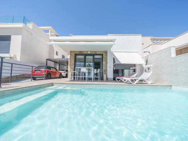 Chalet en venta en San Miguel de Salinas. REF EZ009Villa independiente de aproximadamente 100 msup2 construidos sobre una parcela de 300 msup2, con 3 dormitorios y 2 bantil. Chalets San Miguel de.