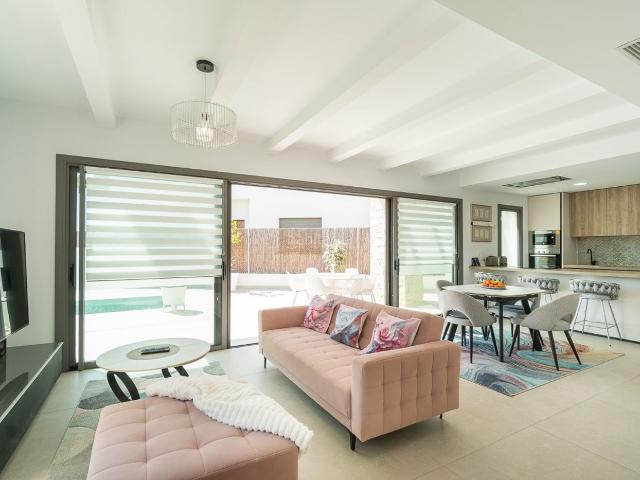 Chalet en venta en San Miguel de Salinas. Villa moderna de una sola planta piscina, vistas al mar y cerca de Zenia Boulevard Descubra esta agradable villa contemporaacutene. Chalets San Miguel de.