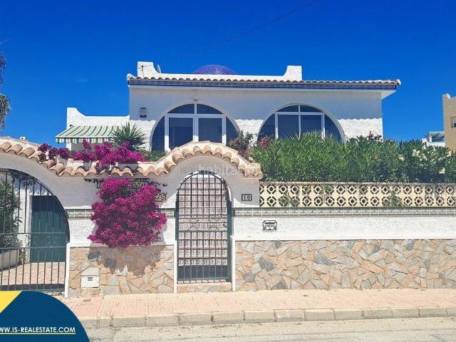 Chalet en venta en San Miguel de Salinas. Villa con piscina privada en la provincia de Alicante, en la localidad de San Miguel de Salinas. 3 dormitorios 173 m² A 8 km d. Chalets San Miguel de.