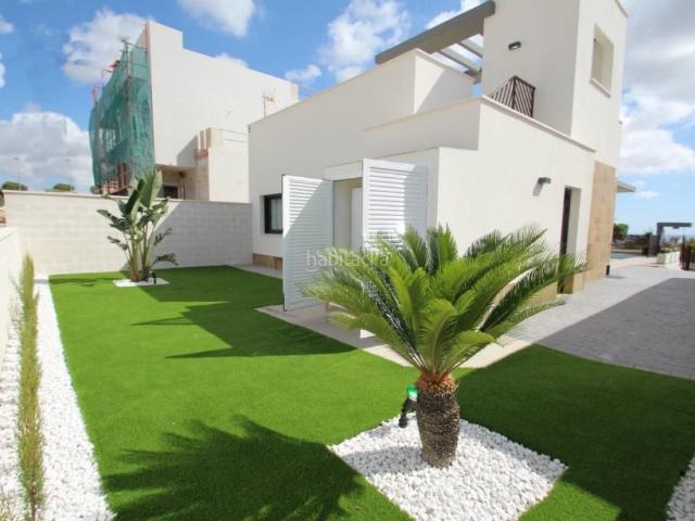 Chalet en venta en San Miguel de Salinas. Villa de 3 dormitorios y 2 baños con piscina y jardín en San Miguel de Salinas. Chalets San Miguel de.