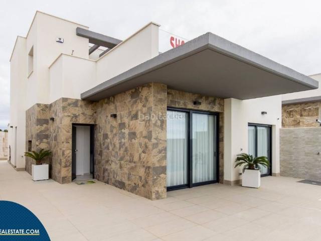 Chalet en venta en San Miguel de Salinas. Villa en construcción con piscina privada, en la provincia de Alicante, en la localidad de San Miguel de Salinas. 3 habitaciones. Chalets San Miguel de.