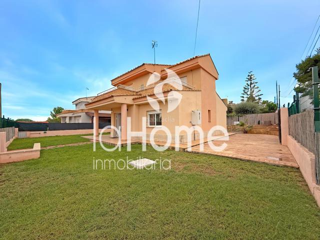 Chalet en venta en San Antonio de Benagéber. ¡CHALET ESQUINERO CÓMODO Y CON ESTILO!. Chalets San Antonio de.