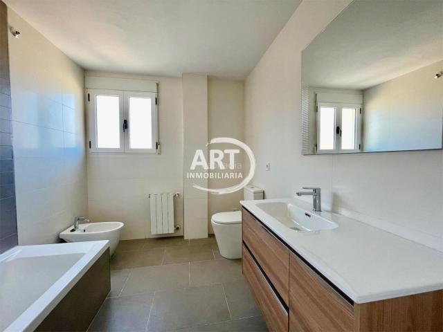 Chalet en venta en San Antonio de Benagéber. CHALET INDEPENDIENTE DE 2 PLANTAS TODO EXTERIOR EN COLINAS DE SAN ANTONIO CON 220 M² CONSTRUIDOS EN UNA PARCELA ESQUINERA DE 800 M. Chalets San Antonio de.