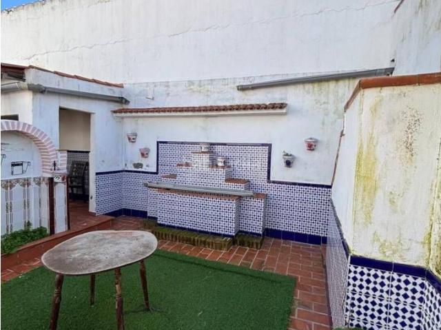 Chalet en venta en San Bartolomé de la Torre. Venta de casa de 4 dormitorios, 2 baños, patio, almacén, y cochera. Chalets San Bartolomé de la.