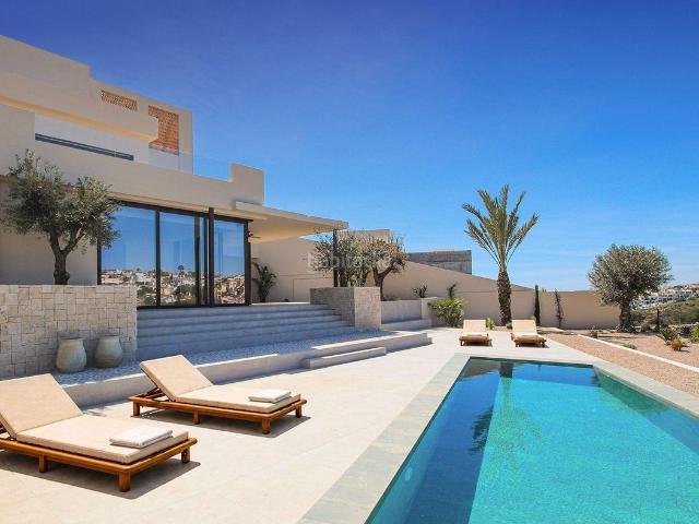 Chalet en venta en San Fulgencio. Villa en Urb. La Marina, San Fulgencio Conexión y Lujo a 5 Minutos del Mar, Lista para Entrar a Vivir. Chalets San.
