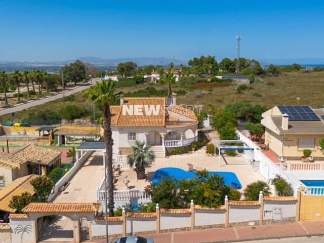 Chalet en venta en La Marina, Alicante Costa Blanca