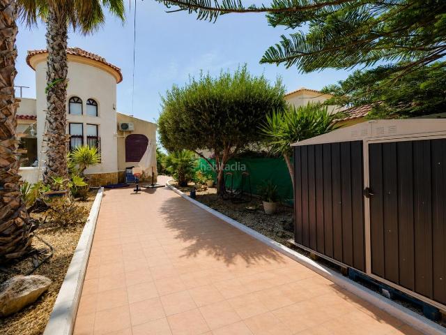 Chalet en venta en San Fulgencio. Disfruta del estilo de vida mediterraacuteneo en este magniacutefico chalet independiente de 150 msup2 construidos sobre una ampli. Chalets San.
