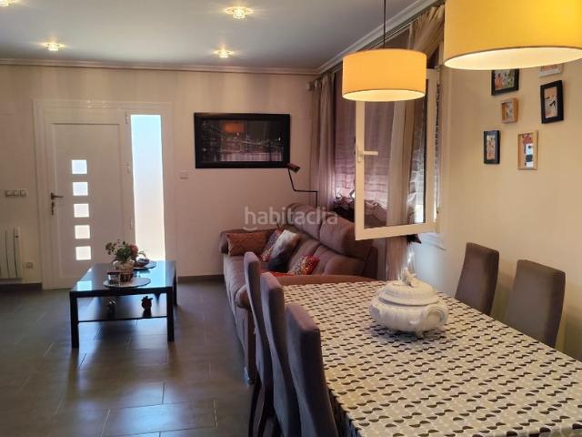 Chalet en venta en San Fulgencio. Espectacular chalet independiente completamente renovado con piscina privada, calefacción, chimenea y dormitorio en planta baja. Chalets San.