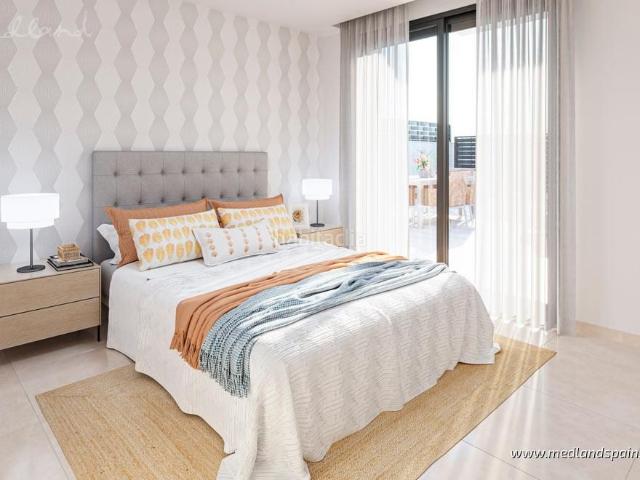 Chalet en venta en San Fulgencio. Moderno chalet con 3 dormitorios y piscina privada en La Marina. Chalets San.