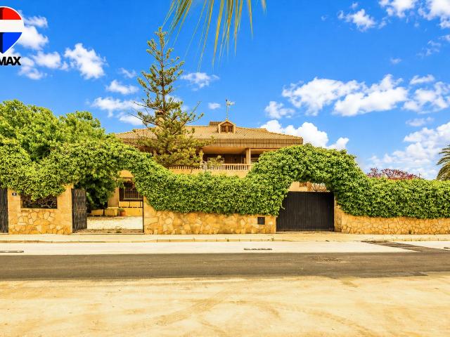 Chalet en venta en San Juan de Alicante, Bellavista Capiscol Frank Espinós. Villa de Lujo en Playa San Juan 665 m² con Gran Piscina Privada, Ascensor, 7 Dormitorios y Parcela de 1.653 m². Chalets San.