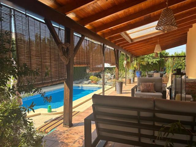 Chalet en venta en San Juan de Alicante, La Font Mezquitas. Espectacular villa independiente de 5 dormitorios en Fabraquer Sant Joan AlicanteVilla nbspindependiente situada en una de las zo. Chalets.