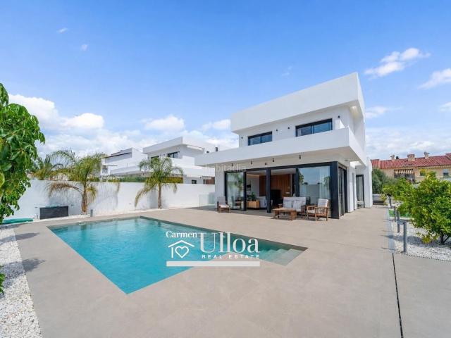 Chalet en venta en San Juan de Alicante, La Font Mezquitas. EXCLUSIVA VILLA INDEPENDIENTE DE RECIÉN CONSTRUCCIÓN MUY CERCA DEL MAR. Chalets San Juan de.