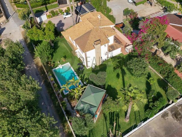 Chalet en venta en San Juan de Alicante, La Font Mezquitas. Villa independiente en Muchavista con jardín privado, pista de tenis y eficiencia energética. Chalets San Juan de.
