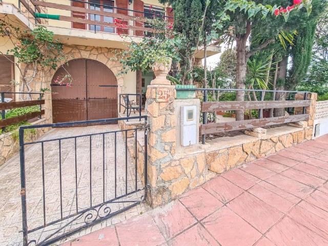 Chalet en venta en San Juan de los Terreros. Casa Independiente con Jardín y Garaje a 250 m de Playa Calypso en San Juan de los Terreros. Chalets San Juan de los.
