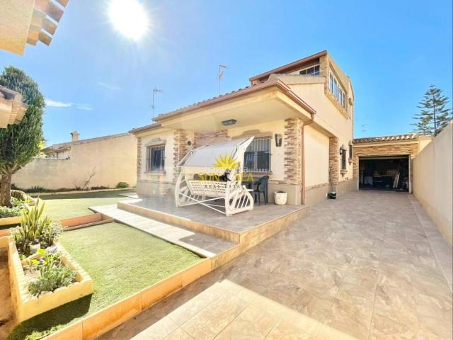 Chalet en venta en San Javier, Santiago de La Ribera. iexclVENTA DE CHALET INDEPENDIENTE EN SANTIAGO DE LA RIBERA, SAN JAVIER!Te presentamos este amplio chalet en venta, ubicado en una. Chalets San.