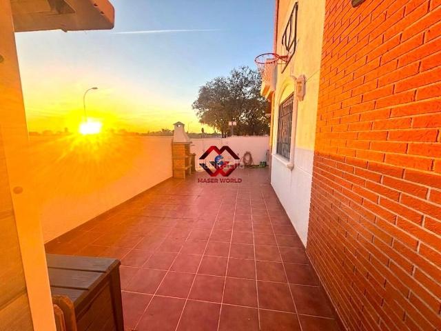 Chalet en venta en San Javier, Santiago de La Ribera. Se vende chalet reformado en esquina en Santiago de la Ribera cerca de la playa. Chalets San.