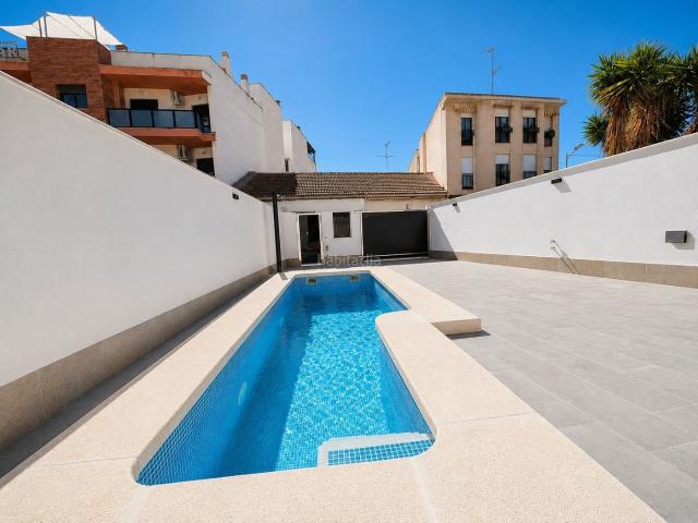 Chalet en venta en San Javier, San Javier. CHALET REFORMADO CON PISCINA PRIVADA EN VENTA EN SAN JAVIERCARACTERIacuteSTICAS PRINCIPALESChalet reformado en planta baja90 msup2. Chalets San.