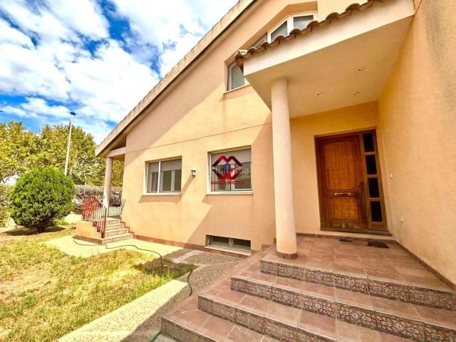 Chalet en venta en San Javier, San Javier. Exclusiva villa sobre parcela de 700 m2 con piscina y posibilidad de construir una segunda vivienda. Chalets San.