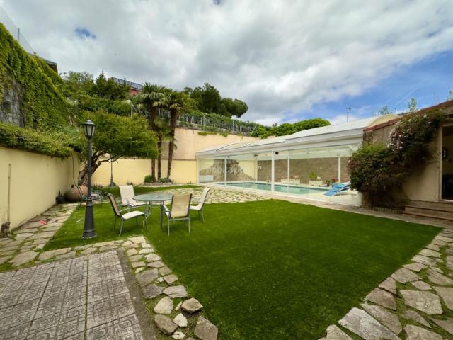 Chalet en venta en San Lorenzo de El Escorial, Abantos Carmelitas. Villa independiente con piscina climatizada. Chalets San Lorenzo de El.