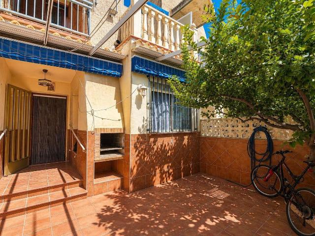 Chalet en venta en San Pedro del Pinatar, Los Cuarteros. VENTA DEampnbspCHALET ADOSADO EN SAN PEDRO DEL PINATARDescubre esta fantaacutestica vivienda adosada en San Pedro del Pinatar, ide. Chalets San.