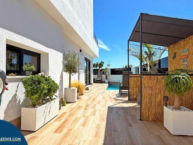 Chalet en venta en San Pedro del Pinatar, San Pedro del Pinatar. Villa con piscina privada, en la provincia de Alicante, en Orihuela Costa. 2 habitaciones 140 m² A 2,7 kilómetros del mar. Chalets.