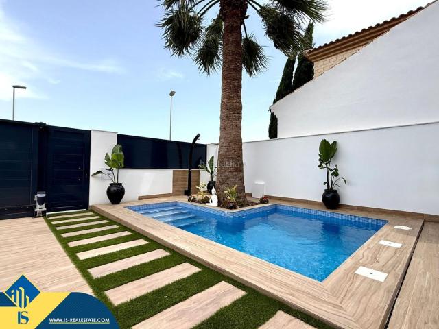 Chalet en venta en San Pedro del Pinatar, San Pedro del Pinatar. Villa con piscina privada, en la provincia de Alicante, en Orihuela Costa. 3 habitaciones 200 m² A 1,2 kilómetros del mar. Chalets.