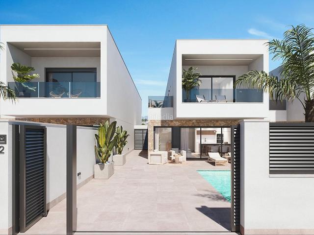 Chalet en venta en San Pedro del Pinatar, San Pedro del Pinatar. Costa Blanca Eiendom presenta este exclusivo complejo residencial de 12 villas independientes, ubicadas a tan solo 3 kilÃmetros de.