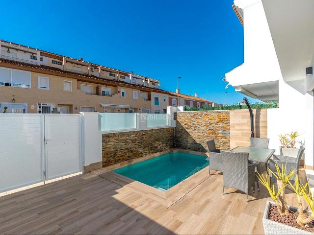Chalet en venta en San Pedro del Pinatar, San Pedro del Pinatar. Costa Blanca Eiendom presenta este exclusivo conjunto residencial compuesto únicamente por 5 villas independientes, ubicadas en el.