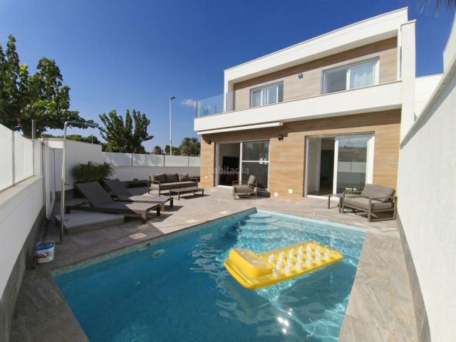 Chalet en venta en San Pedro del Pinatar, Los Peñascos El Salero Los Imbernones. Moderna villa de esquina con piscina!. Chalets San Pedro del.
