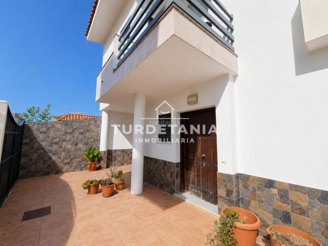 Chalet en venta en Sanlúcar de Barrameda, Ctra Jerez Ctra del Puerto. Casa independiente de tres dormitorios con patio y azotea. Chalets Sanlúcar de.