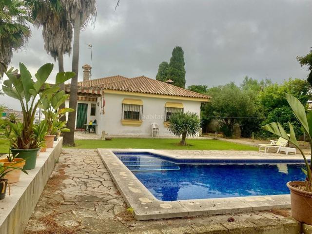 Chalet en venta en Sanlúcar de Barrameda, El Pino Bajo de Guía. CHALET JUNTO LA ZONA CENTRO CON PISCINA. Chalets Sanlúcar de.