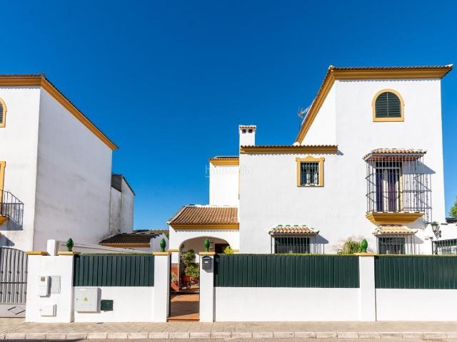 Chalet en venta en Sanlúcar la Mayor. Espectacular chalet de lujo con piscina climatizada cubierta y suite en planta baja. Chalets Sanlúcar la.