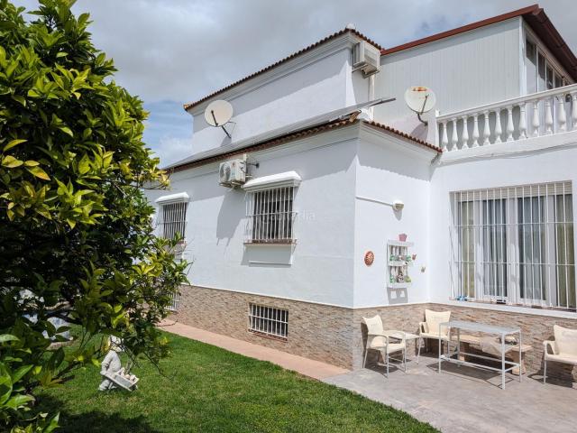 Chalet en venta en Sanlúcar la Mayor. ESPECTACULAR CHALET INDEPENDIENTE CON PISCINA PROPIA Y JARDÍN EN URBANIZACIÓN LOS SAJARDINES. Chalets Sanlúcar la.